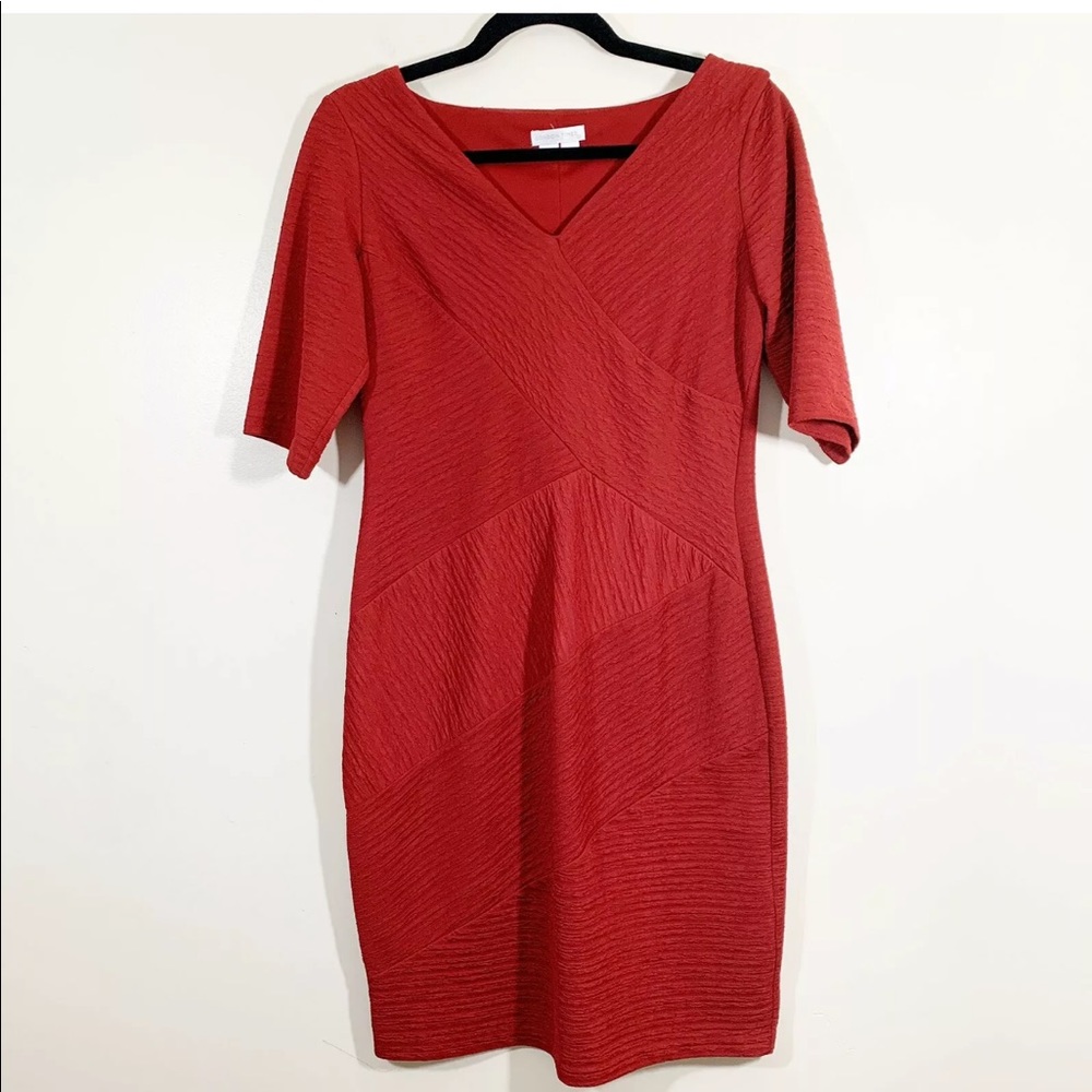 London Times Sz 10 Red Short Sleeve V-Neck Sheath